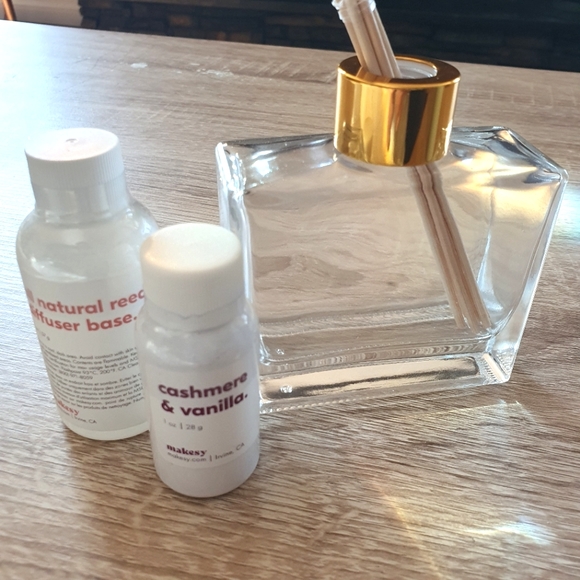2/$30 Luxury Makesy Cashmere & Vanilla Diffuser - Picture 2 of 2
